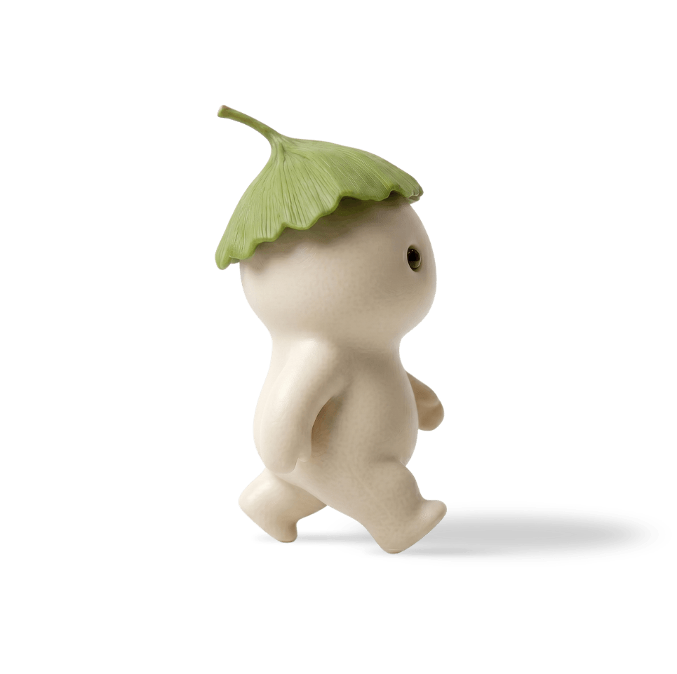 Koko, la mascotte Kokomi, en porcelaine avec un chapeau en feuille de ginkgo, qui marche